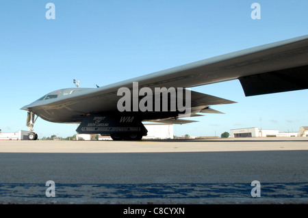 B 2 Spirito bombardiere Stealth spirito taxi verso il basso la Flightline a Whiteman Air Force Base, Foto Stock