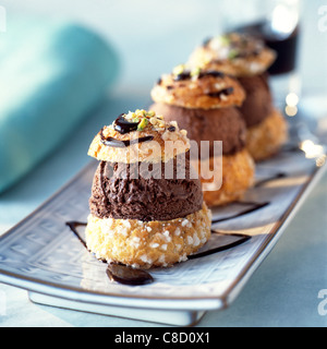 Fatta in Casa profiteroles con cioccolato fondente gelati Foto Stock