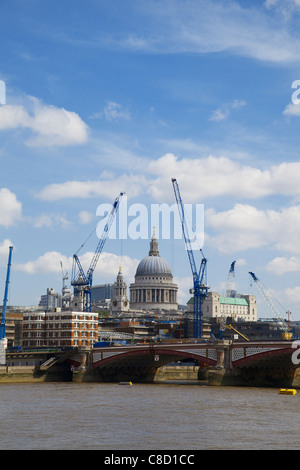 St Pauls Cathedral dome incorniciato dalle moderne gru, Londra Foto Stock