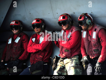 Marinai di scattare una foto di gruppo dopo le operazioni di volo a bordo della portaerei USS John C. Stennis (CVN 74). Foto Stock