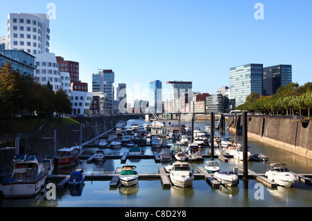 Medienhafen, un nuovo trimestre nell'ex porto interno di Düsseldorf, Germania. Marina, uffici, architettura moderna, alberghi, bar. Foto Stock