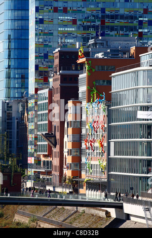 Medienhafen, un nuovo trimestre nell'ex porto interno di Düsseldorf, Germania. Marina, uffici, architettura moderna, alberghi, bar. Foto Stock