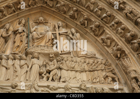 Il Giudizio Finale. Rilievo gotico presso il portale della cattedrale di Notre Dame de Paris a Parigi, Francia. Foto Stock