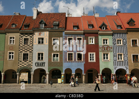 Colorate case mercantili presso la Piazza del Mercato Vecchio (Stary Rynek) nella vecchia città di Poznan, Polonia. Foto Stock