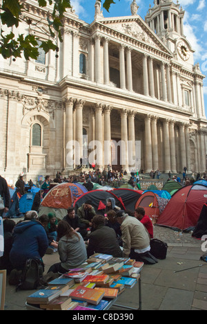 St Pauls, occupano londra, anti capitalista. camp tende con manifestanti di fronte a St Pauls. Foto Stock