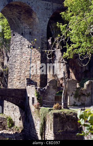 Storica resti di mulini e viadotto stradale a Torrs New Mills Derbyshire Inghilterra Foto Stock