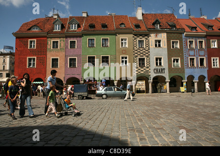 Colorate case mercantili presso la Piazza del Mercato Vecchio (Stary Rynek) nella vecchia città di Poznan, Polonia. Foto Stock