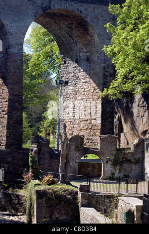 Storica resti di mulini e viadotto stradale a Torrs New Mills Derbyshire Inghilterra Foto Stock