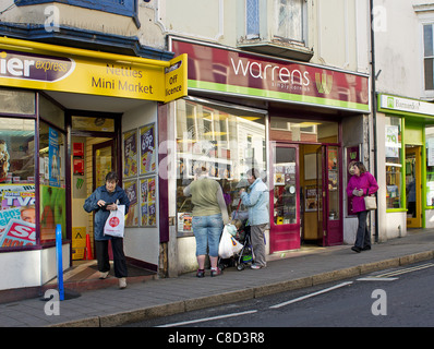 Gli amanti dello shopping nel centro della città a Camborne, Cornwall, Regno Unito Foto Stock