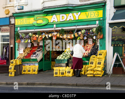 Un tradizionale negozio di frutta e verdura in camborne town center, Cornwall, Regno Unito Foto Stock