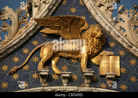 Leone di San Marco sopra la porta principale della Basilica di San Marco in Piazza San Marco a Venezia, Italia. Foto Stock