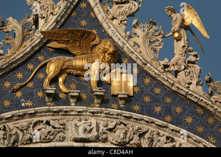 Leone di San Marco sopra la porta principale della Basilica di San Marco in Piazza San Marco a Venezia, Italia. Foto Stock