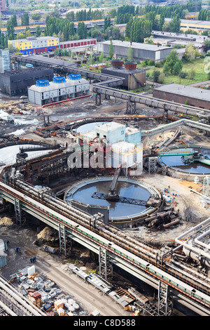 Acqua impianto di depurazione in costruzione. Acqua di riciclaggio e di trattamento in vasca da organismi biologici. Vista aerea Foto Stock