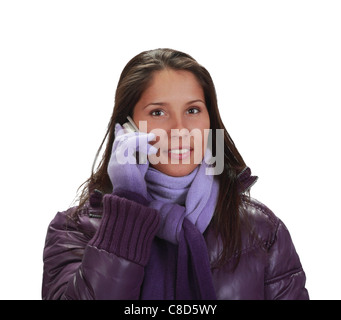 Giovane donna che indossa abiti invernali, utilizzando un telefono cellulare,isolata contro uno sfondo bianco. Foto Stock