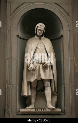 Statua del pittore rinascimentale Giotto presso la facciata principale della Galleria degli Uffizi di Firenze, Italia. Foto Stock