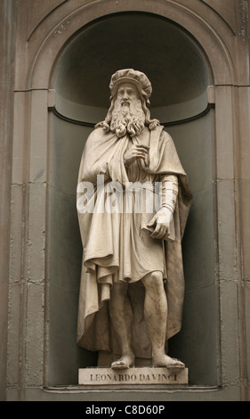 Statua di Leonardo da Vinci presso la facciata principale della Galleria degli Uffizi di Firenze, Italia. Foto Stock