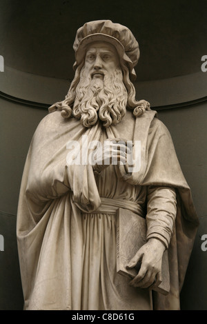 Statua di Leonardo da Vinci presso la facciata principale della Galleria degli Uffizi di Firenze, Italia. Foto Stock