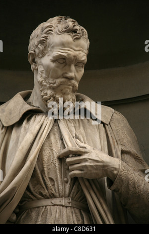 Statua di Michelangelo Buonarroti a la facciata principale della Galleria degli Uffizi di Firenze, Italia. Foto Stock