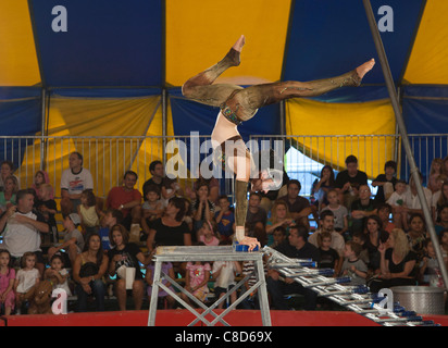 Acrobat esegue in una tenda del circo Foto Stock