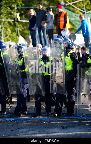 Dale Farm lo sfratto. Una linea di sommossa poliziotti formano un cordone di protezione mentre ufficiali giudiziari di iniziare il processo di sfratto. Foto Stock