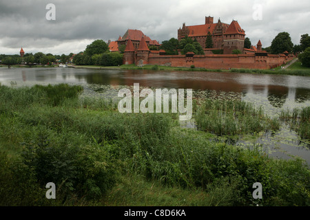 Castello di Malbork, la residenza del Gran Maestro dell'Ordine Teutonico sul Fiume Nogat in Polonia settentrionale. Foto Stock
