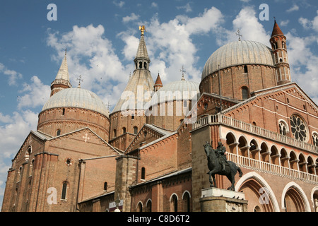 La statua equestre del condottiero Gattamelata di Donatello davanti alla Basilica di Sant'Antonio di Padova, Italia. Foto Stock