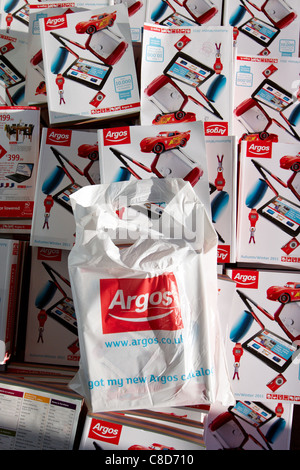 Cataloghi impilati al di fuori di un ramo di Argos Extra in Aylesbury Foto Stock