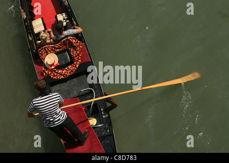 Il turista a godere di un giro in gondola a Venezia, Italia. Foto Stock