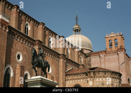 Statua equestre di Bartolomeo Colleoni del Verrocchio al Campo SS Giovanni e Paolo a Venezia, Italia. Foto Stock