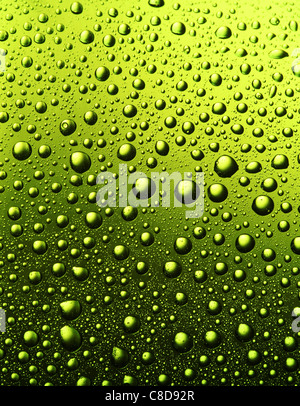 Texture di gocce d'acqua sulla bottiglia di birra. Foto Stock