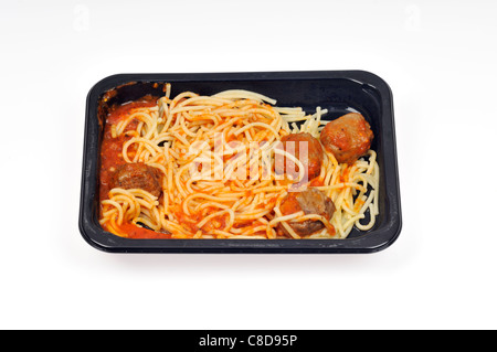 Vassoio del forno a microonde cuocere gli spaghetti e polpette di carne readymeal su sfondo bianco, ritaglio. Foto Stock