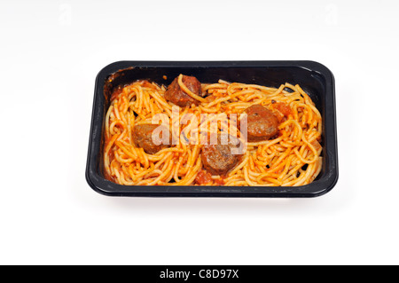 Vassoio di cottura di un forno a microonde spaghetti e polpette di carne readymeal su sfondo bianco, ritaglio. Foto Stock