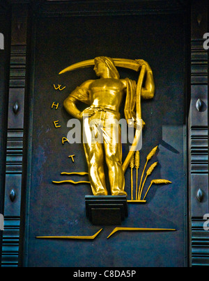 Dorare le figure allegoriche sul grande pannello in bronzo che rappresentano le industrie considerate le principali fonti di reddito e di ricchezza per British Foto Stock