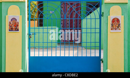 Di colore blu e giallo verde villaggio indiano gated house. Andhra Pradesh. India Foto Stock