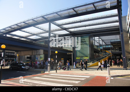 Il livello di partenza, Terminal Nord, dall'aeroporto di Gatwick di Londra, Crawley, West Sussex, in Inghilterra, Regno Unito Foto Stock