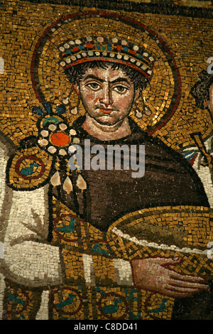 L'imperatore bizantino Giustiniano il grande. Mosaici bizantini della Basilica di San Vitale a Ravenna, Italia. Foto Stock