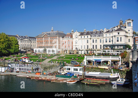 Sulla riva del fiume Tamigi da Richmond Bridge, Richmond, Richmond Upon Thames, Greater London, England, Regno Unito Foto Stock