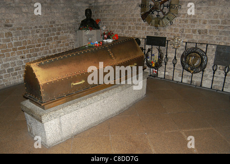 Tomba di statista polacco Jozef Pilsudski nella cripta della cattedrale del Wawel a Cracovia in Polonia. Foto Stock