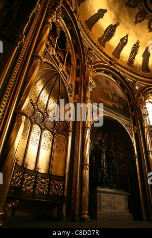 Monumento di Mieszko I e Boleslao Chrobry nella Cappella Dorata in Poznan Archcathedral a Poznan, in Polonia. Foto Stock