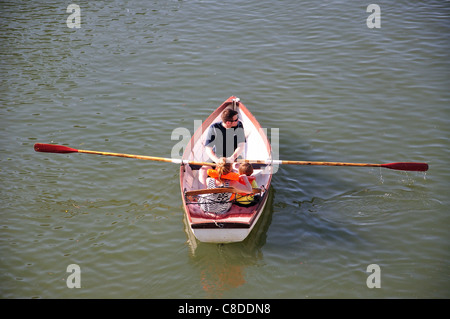 Matura in barca a remi sul Tamigi Riverside, Richmond, Richmond Upon Thames, Greater London, England, Regno Unito Foto Stock