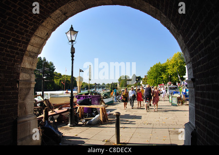 Sulla riva del fiume Tamigi, Richmond, Richmond Upon Thames, Greater London, England, Regno Unito Foto Stock