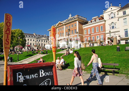 Sulla riva del fiume Tamigi, Richmond, Richmond Upon Thames, Greater London, England, Regno Unito Foto Stock