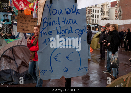 Segno ad occupare la dimostrazione di Amsterdam al di fuori della Borsa di Amsterdam a Beursplein, Amsterdam, Paesi Bassi. Questo è uno dei molti "occupare' proteste la messa a maggese di occupare Wall Street proteste a New York contro la disuguaglianza economica. 19 ottobre 2011. Foto Stock