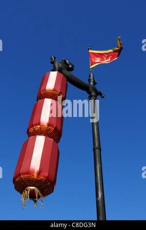 Lanterne rosse contro il cielo blu Foto Stock