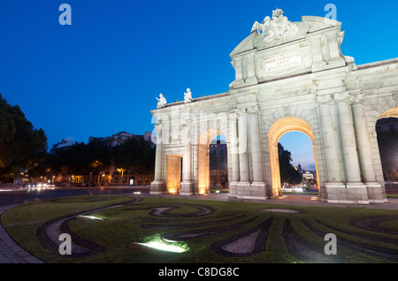 Vista notturna della famosa Puerta de Alcala, Madrid, Spagna Foto Stock