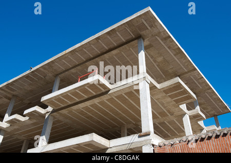 In calcestruzzo armato di un edificio residenziale in costruzione Foto Stock