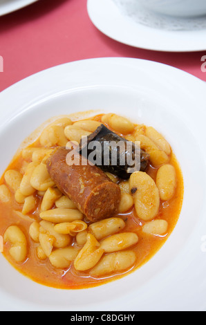 Fagioli bianchi con carne di maiale, tipico piatto asturiana noto come fabada Foto Stock