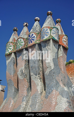 I camini di ceramica sul tetto di Casa Batlló, Passeig de Gràcia, Barcellona, provincia di Barcelona, Catalogna, Spagna Foto Stock