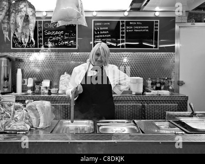 Fast food lavoratore di stallo può contenere fino a grandi Frankfurter salsiccia England Regno Unito la fotografia in bianco e nero Foto Stock