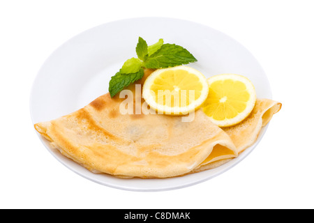 Crêpe con limone e menta, isolato su sfondo bianco. Foto Stock